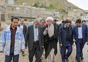 بازدید رئیس ستاد اجرایی فرمان حضرت امام (ره) از مناطق سیل زده شیراز/توزیع هزار بسته لوازم خانگی