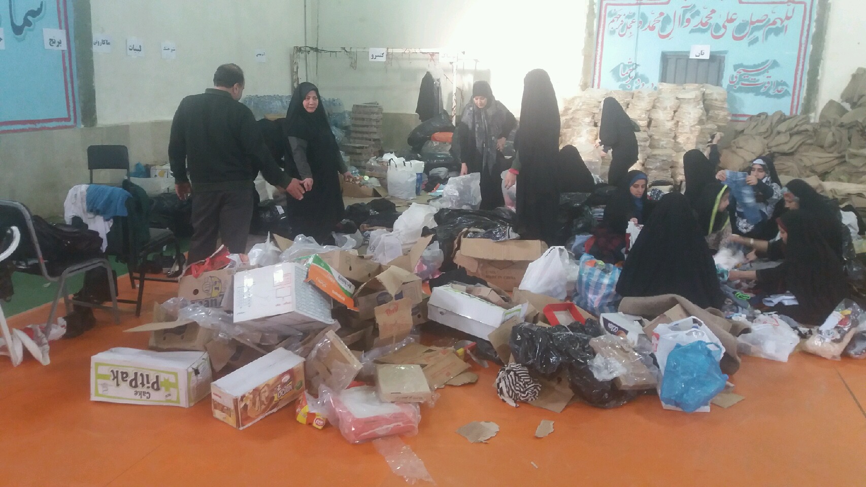 تهیه بسته های مردمی برای سیل زدگان گلستان تهیه بسته های مردمی برای سیل زدگان گلستان