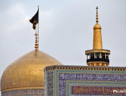 اهتزاز پرچم مشکی بر فراز گنبد رضوی +عکس