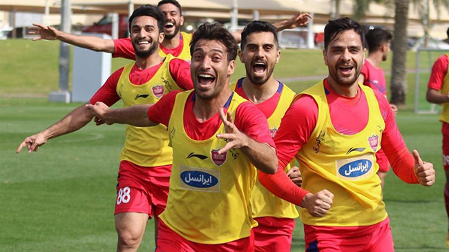 حضور پیشکسوتان پرسپولیس در تمرین این تیم برای تبریک بابت پیروزی در دربی