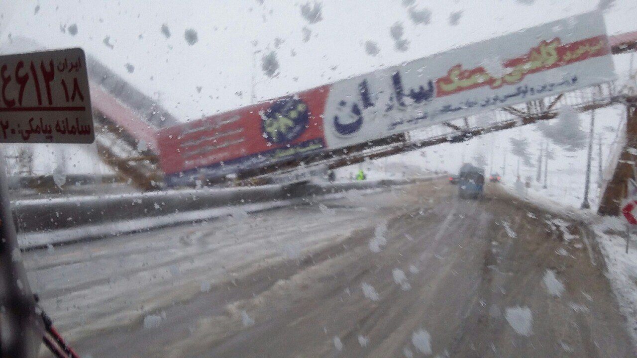 جاده همدان به تهران مسدود است/ پل عابر پیاده شکسته شد