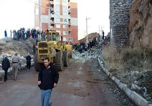 بخشی از ترانشه دیوار حائل مسکن مهر دگایران در سنندج فرو ریخت