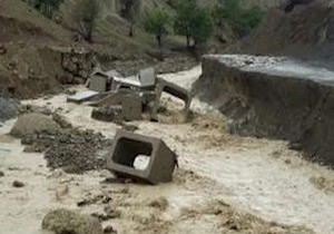 قطع راه ارتباطی دو روستا در کوهرنگ و اردل بر اثر ریزش کوه