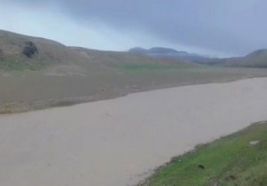 قطع راه ارتباطی روستای "ترکه" بر اثر بالا آمدن سطح آب رودخانه + فیلم