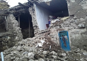 ریزش دیوار منزل مسکونی بر اثر بارش باران در بستان آباد