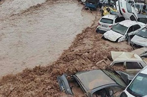 صحنه&zwnj;ای وحشتناک از شناور شدن خودرو اداره برق در سیل پلدختر +فیلم