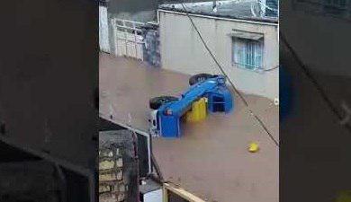 صحنه‌ای وحشتناک از شناور شدن خودرو اداره برق در سیل پلدختر +فیلم