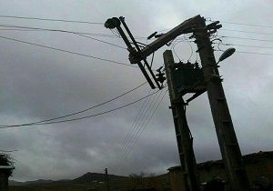 بیش از ۷۰۰ دکل برق خوزستان دچار آبگرفتگی شد