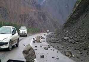 احتمال رانش زمین و خطر ریزش سنگ در گردنه صلوات‌آباد سنندج