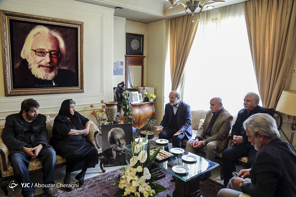 حضور رئیس رسانه ملی و هنرمندان در منزل مرحوم جمشید مشایخی + تصاویر