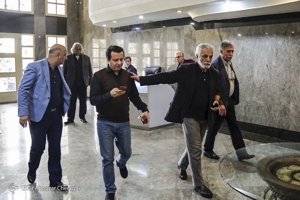 حضور رئیس رسانه ملی و هنرمندان در منزل مرحوم جمشید مشایخی + تصاویر