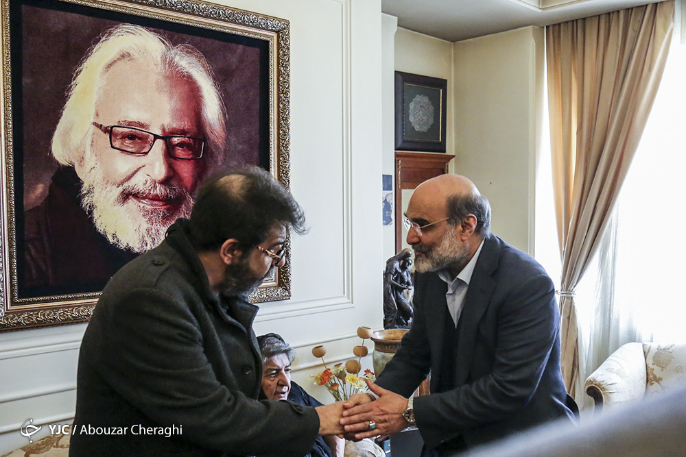 حضور رئیس رسانه ملی و هنرمندان در منزل مرحوم جمشید مشایخی + تصاویر