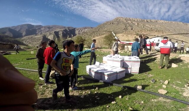 انتقال بسته&zwnj;های غذایی ۷۲ ساعته و یک ماهه جهت توزیع میان سیل&zwnj;زدگان لرستان +فیلم