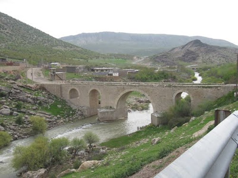 پل جدید کاکارضا در سلسله فرو ریخت/ کشته شدن یک نفر