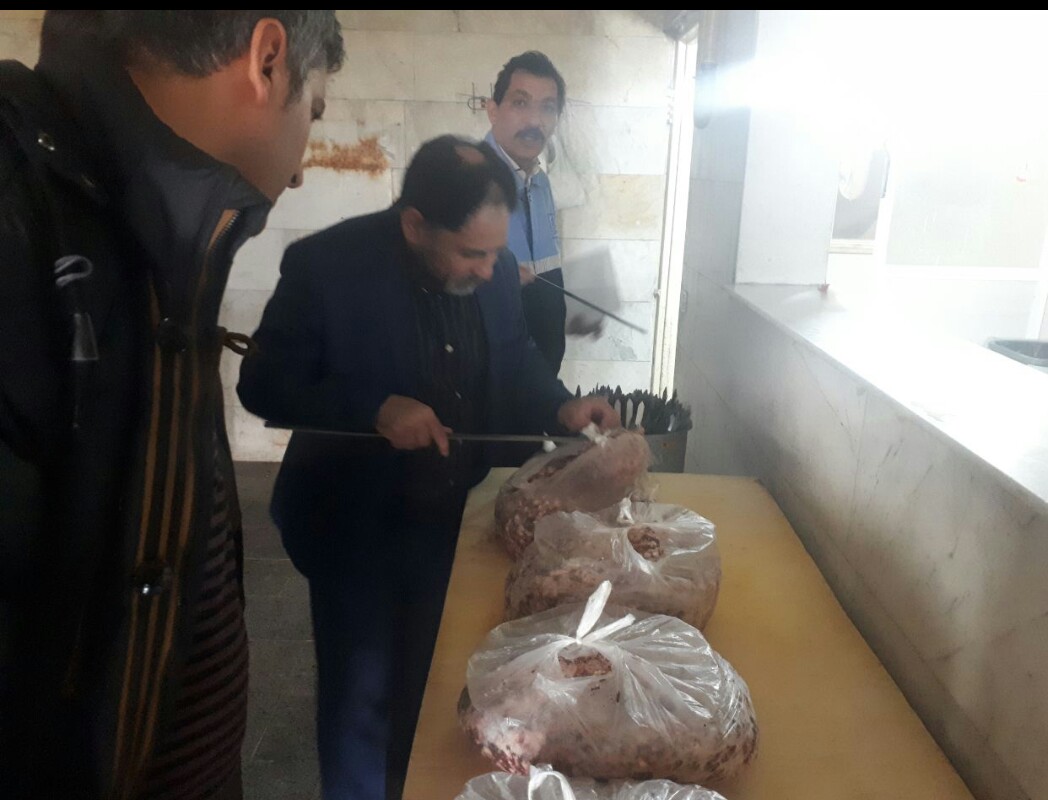 کشف ۲۴۰ کیلوگرم گوشت چرخ کرده فاسد در یکی از رستوران های بین راهی زنجان + تصاویر