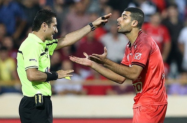 بررسی قضاوت داور دیدار پرسپولیس و پیکان