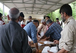 توزیع غذا در مناطق سیل زده خوزستان