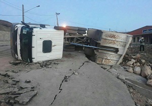 واژگونی کامیون بنیاد مسکن در حین خدمت رسانی در روستای حسین آباد کالپوش