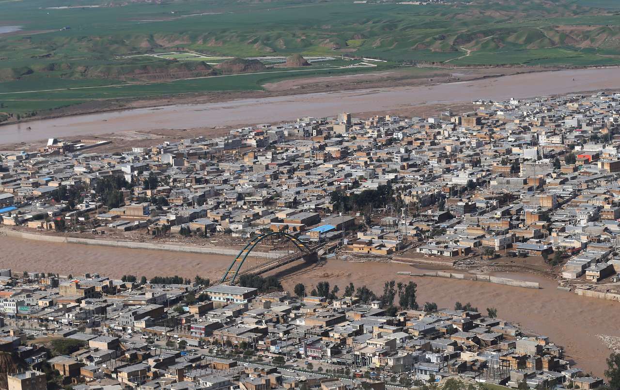 کشتی گیران همچنان در کنار مردم مناطق سیل زده