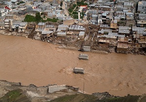 آستان مقدسه حضرت معصومه (س)۲تریلی آب آشامیدنی به مناطق سیل‌زده لرستان ارسال کرد
