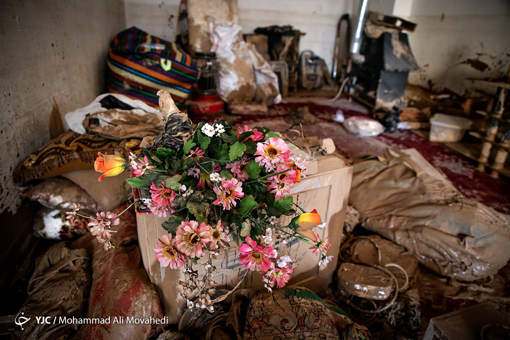 بستری 181 نفر از سیل زدگان در بیمارستان/ انتقال 90 بیمار مزمن با بالگرد به مرکز استان/ ۸۹ سورتی پرواز برای امدادرسانی به سیل زدگان/ خدمت رسانی به 10 هزار سیل زده در استان لرستان