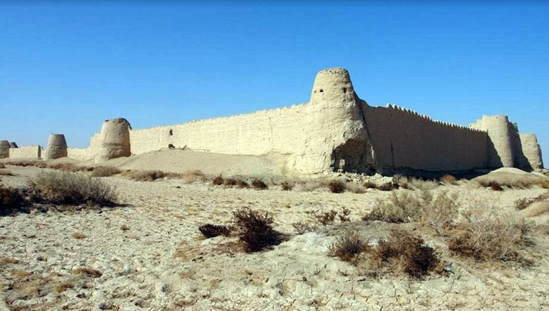 قلعه رستم بنایی با شکوه در دل تپیده سیستان