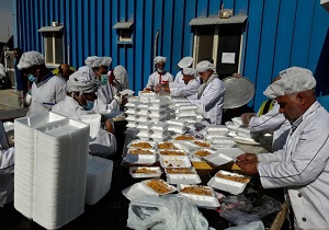 پخت روزانه ۱۳ هزار غذا در مواکب خوزستان برای سیل زدگان