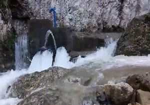 چشمه زیبا و خروشان در روستای "چمانی" + فیلم