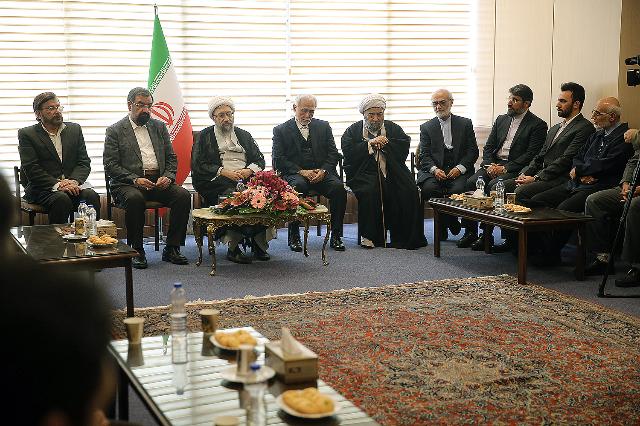 مسئولان لشکری، کشوری و اعضای مجمع با آیت&zwnj;الله آملی لاریجانی دیدار کردند