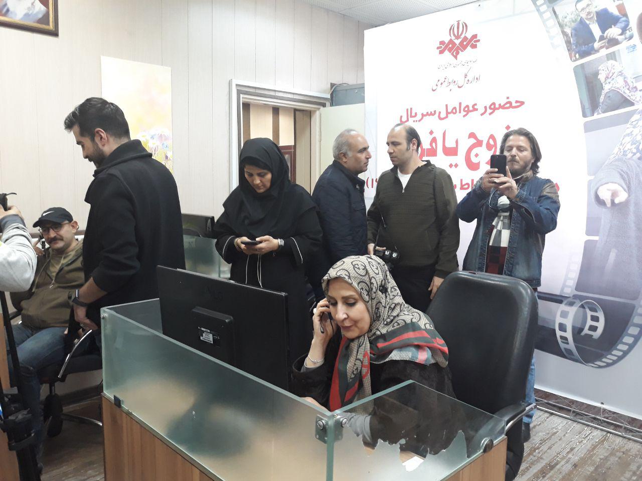 بازیگرا زوج یا فرد با مردم گفتگو کردند