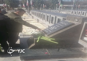 آغاز هفته هنر انقلاب اسلامی با عطر افشانی مزار شهدای قزوین