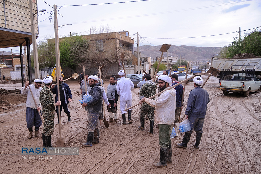 حضور پررنگ طلاب در مناطق سیل زده/از کمک نیم میلیاردی تا اعزام متخصصین مشاوره به استانهای درگیر سیل حضور پررنگ طلاب در مناطق سیل زده/از کمک نیم میلیاردی تا اعزام متخصصین مشاوره به استانهای درگیر سیل