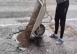 ترمیم جاده توسط اهالی روستای "کمالو" + فیلم