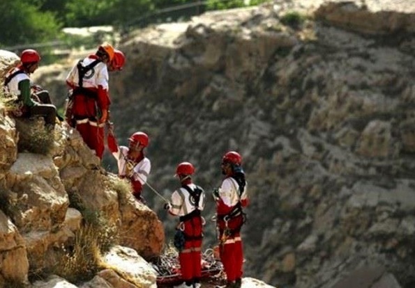 نجات زن ۵۰ ساله گرفتار در ارتفاعات بوم بلند دشتستان