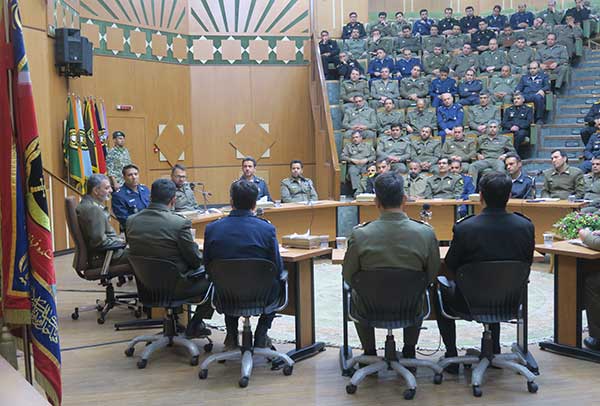 نشست هم اندیشی فرمانده کل ارتش با دانشجویان دافوس ارتش برگزار شد