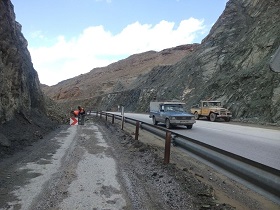 آغاز عملیات بازسازی وترمیم جاده کنار گذر گردنه زنجیرگاه انارک