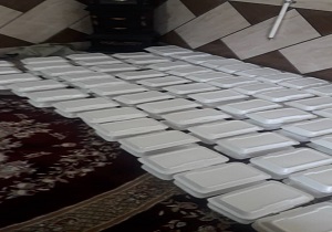 توزیع روزانه ۳۰۰ پُرس غذای گرم بین سیل زدگان