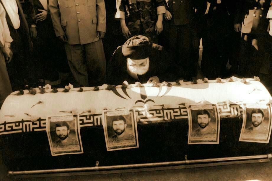 تصویری از بوسه رهبر انقلاب بر تابوت شهید صیاد شیرازی در سالروز شهادت او منتشر شده است.