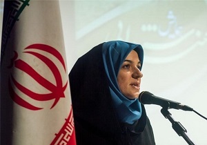 بانوی هنرمند یزدی نشان هنرمند برتر انقلابی را دریافت کرد