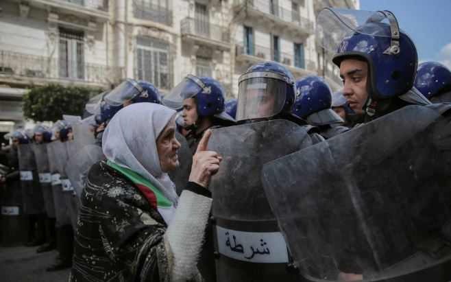 تصاویر روز: از سیاه چاله&zwnj;ای که به دام تلسکوپ دانشمندان افتاد تا اعتراض &laquo;کودپینگ&raquo; به سیاست&zwnj;های جنگ افروزانه آمریکا