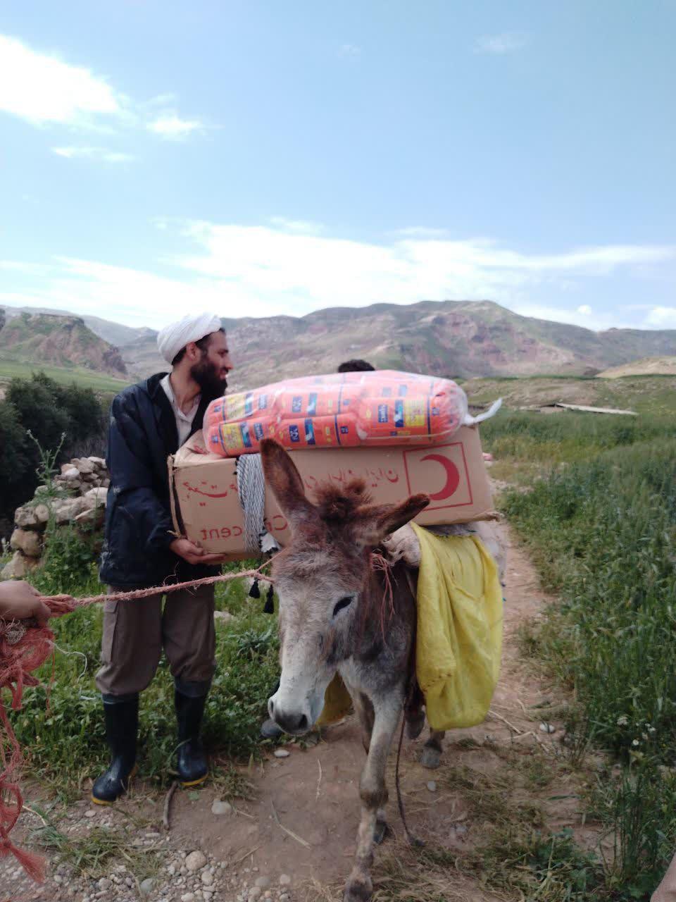 همراهی هیئت رزمندگان اسلام با حادثه دیدگان مناطق سیل زده