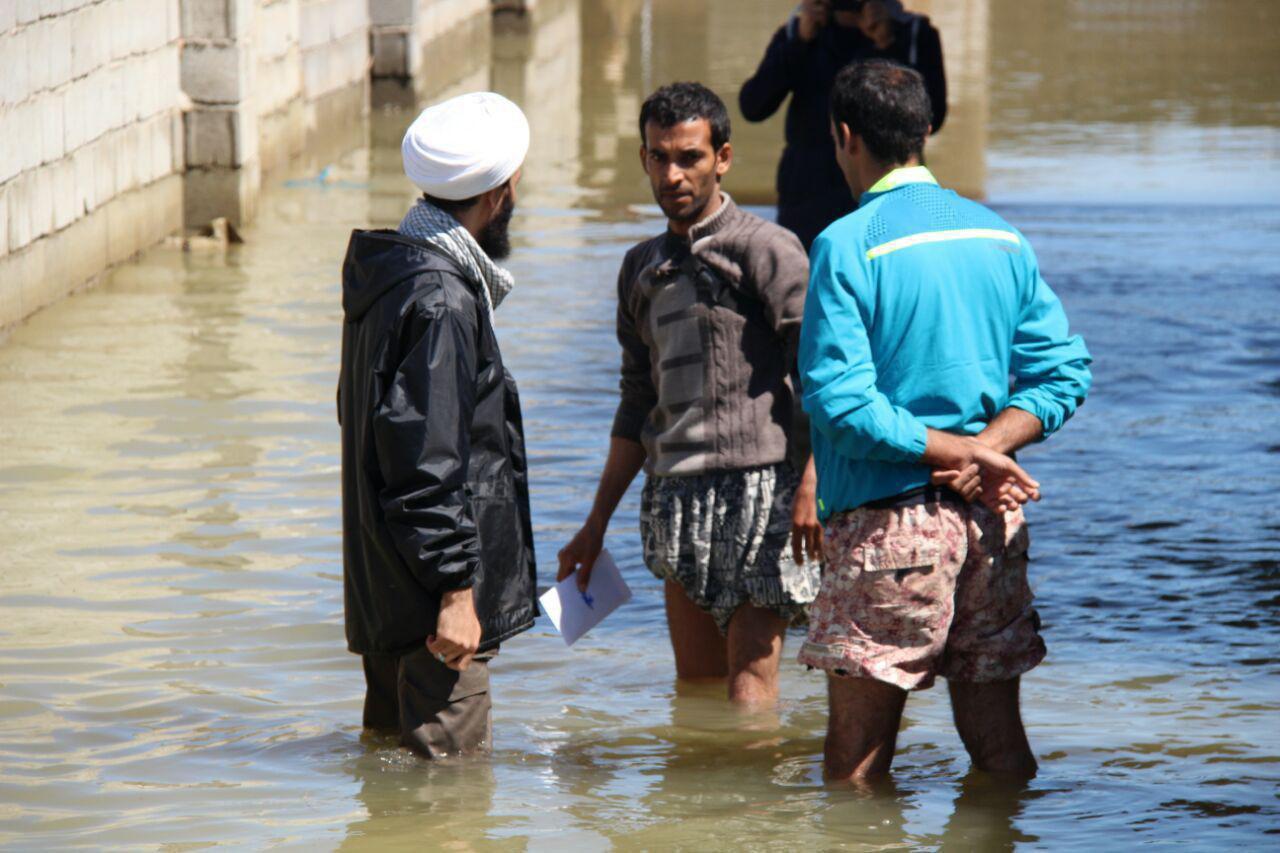 همراهی هیئت رزمندگان اسلام با حادثه دیدگان مناطق سیل زده