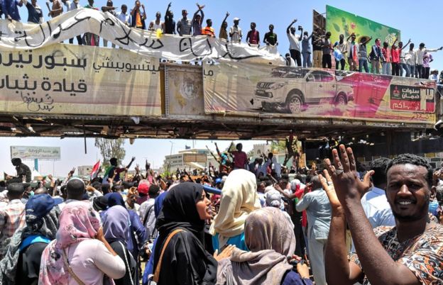 کودتای نظامی در سودان/ عمر البشیر برکنار شد/ بازداشت ۱۰۰ شخصیت سیاسی