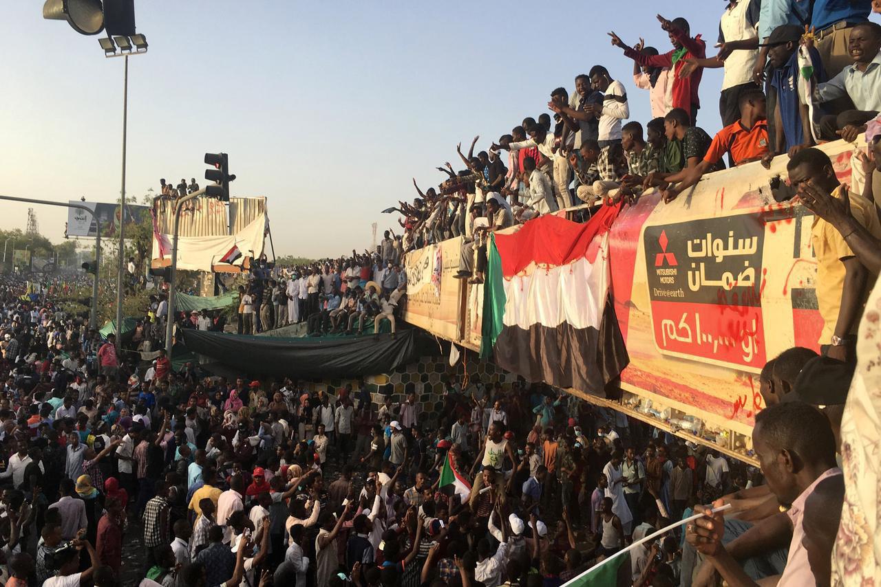 کودتای نظامی در سودان/ عمر البشیر برکنار شد/ بازداشت ۱۰۰ شخصیت سیاسی