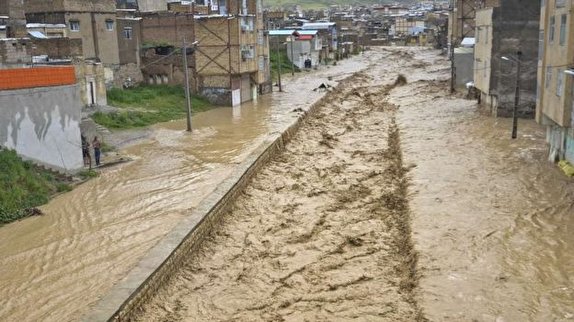 آخرین اخبار از مناطق سیل&zwnj;زده پنجشنبه ۲۲ فروردین ماه/ تولد نوزاد اهوازی، در بحبوحه سیل و تخلیه/ کشتی ۳۶۰۰ تنی حامل دام زنده در بندر شهید رجایی پهلو گرفت