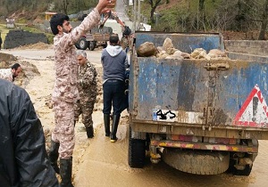بسیجیان مدافعان حرم به سیل زدگان پلدختر امدادرسانی می کنند