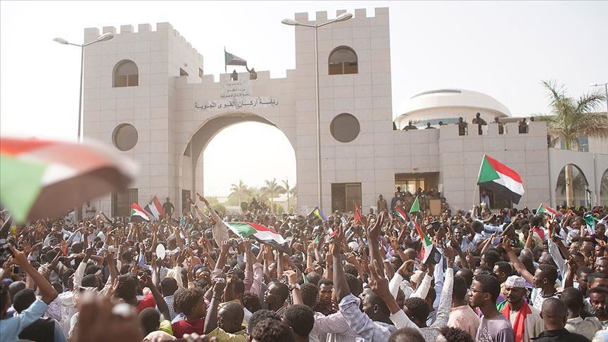 سودانی&zwnj;ها در مقابل مقر ارتش در خارطوم تجمع اعتراض&zwnj;آمیز برگزار کردند