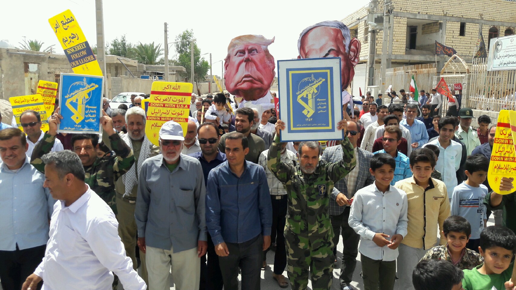 راهپیمایی نمازگزاران استان بوشهر در حمایت از سپاه