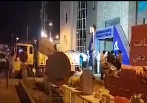 خودروهای حامل کمک‌های مردمی هرمزگان در اهواز + فیلم