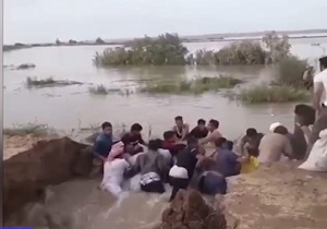 ایجاد سیل‌بند انسانی توسط جوانان "دهلاویه" + فیلم
